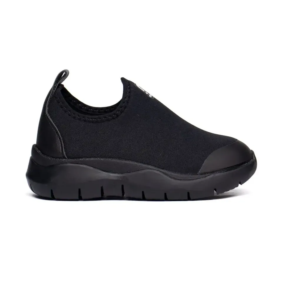 Tênis infantil slip-on preto em material têxtil com solado de borracha e logotipo branco na lateral, vista frontal